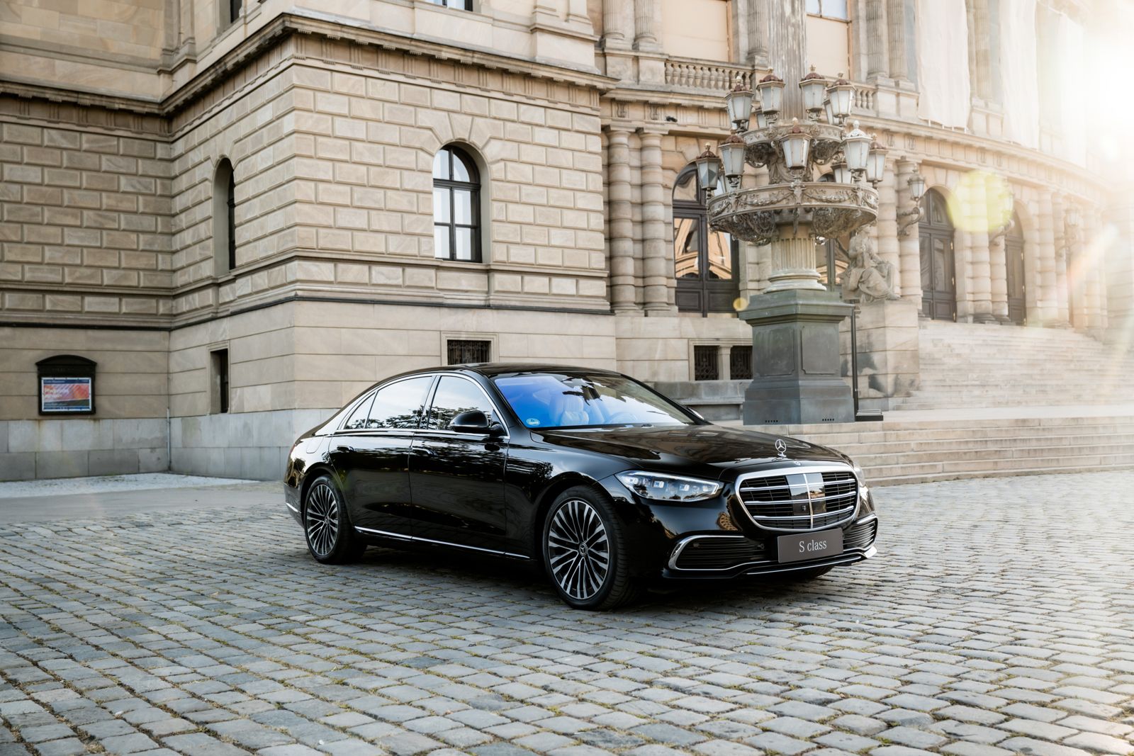 Mercedes-Benz S-Class VIP car with chauffeur in Prague — 1