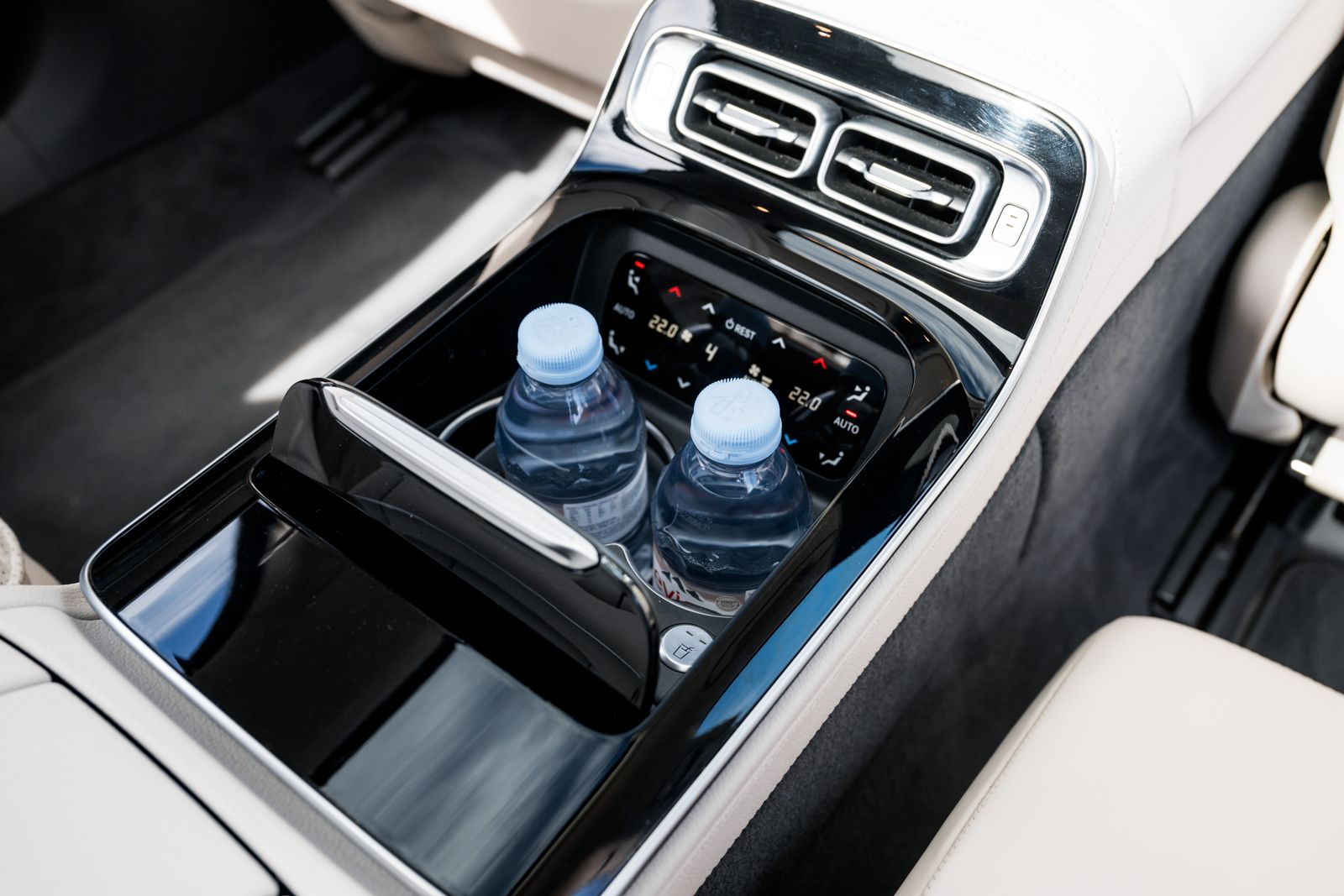 Mercedes-Benz S-Class VIP car with chauffeur in Prague — 3