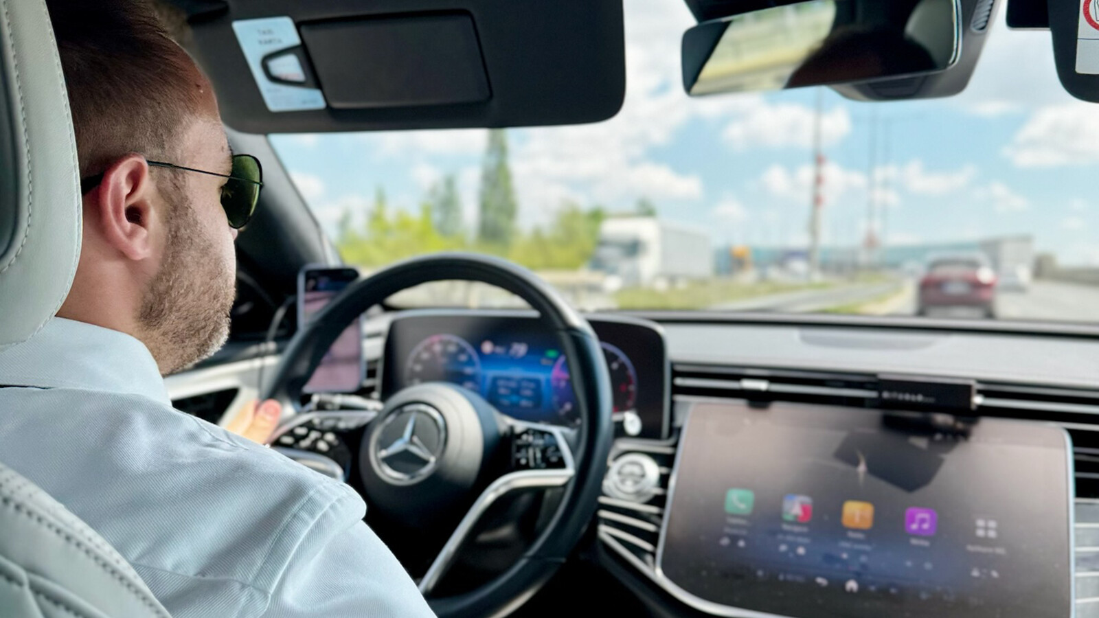Mercedes-Benz s profesionálním řidičem v Praze