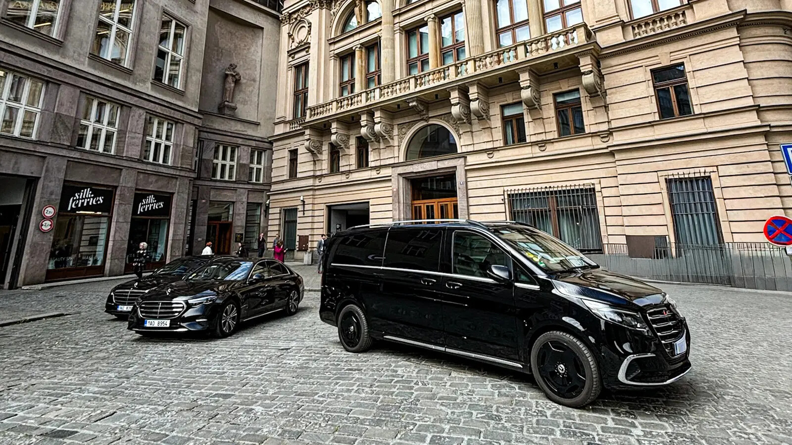 Mercedes-Benz S-Class pro firemní a VIP přepravu v Praze